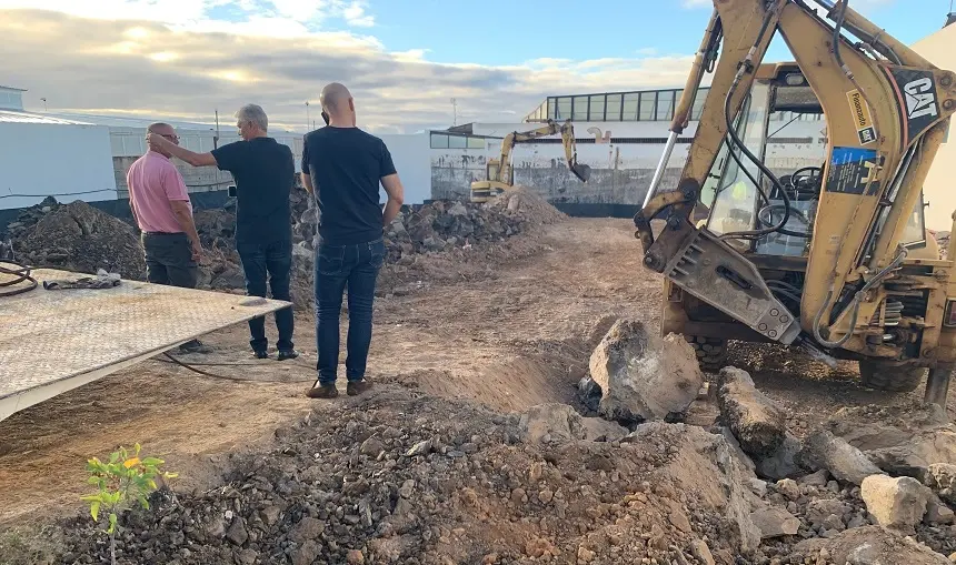 José Juan Cruz supervisando las obras realizadas en las instalaciones deportivas del municipio.
