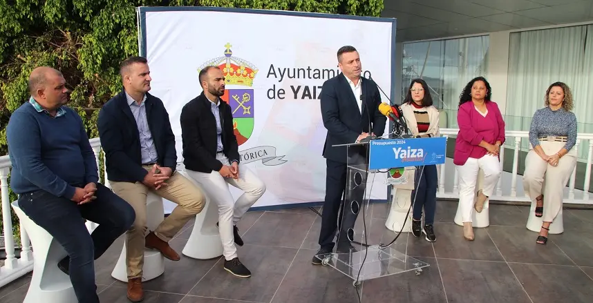 Óscar Noda junto al resto de componentes de su Gobierno en la rueda de prensa de presentación de los presupuestos.