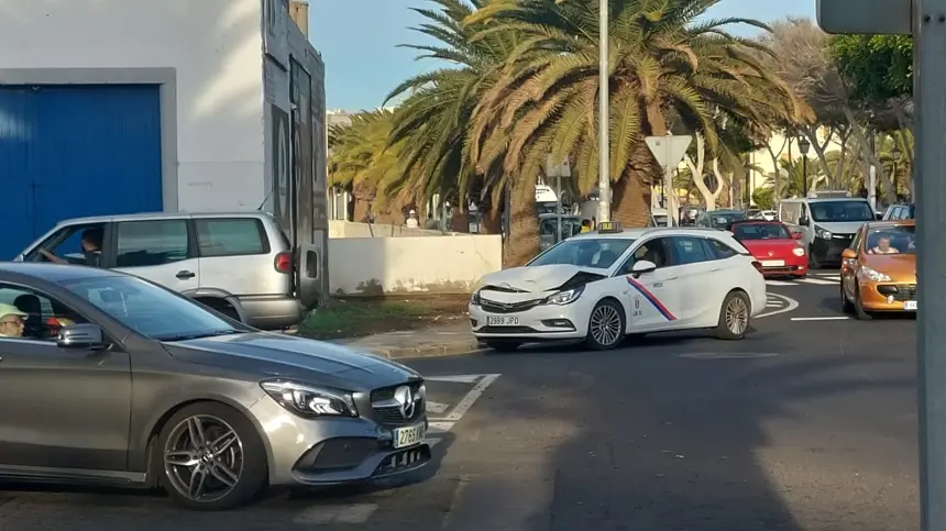 Imagen del estado del taxi tras el choque.