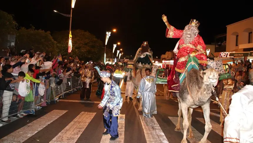 Los Reyes Magos saludando a la concurrencia a su paso por una de las zonas de Playa Blanca