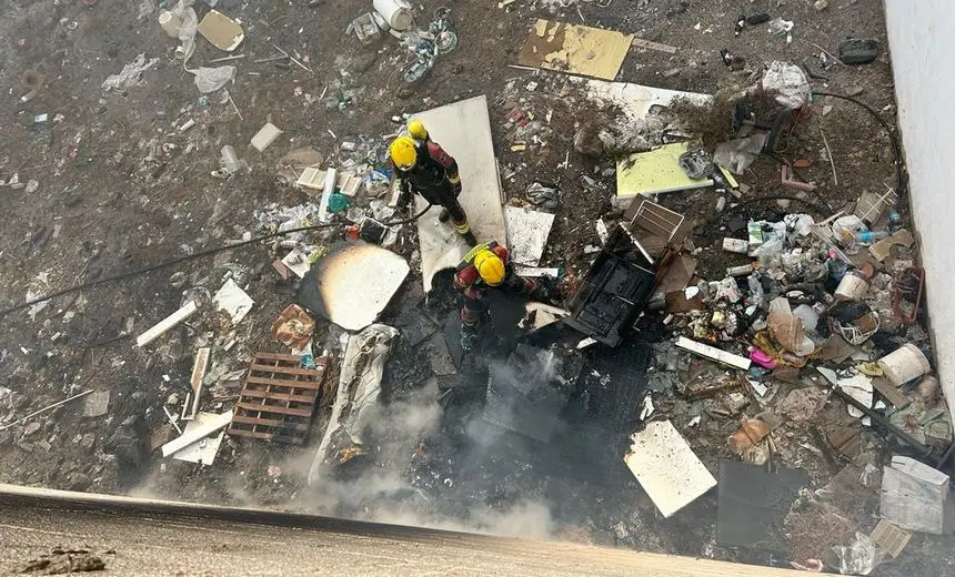 Los bomberos en el fondo del edificio actuando sobre el incendio