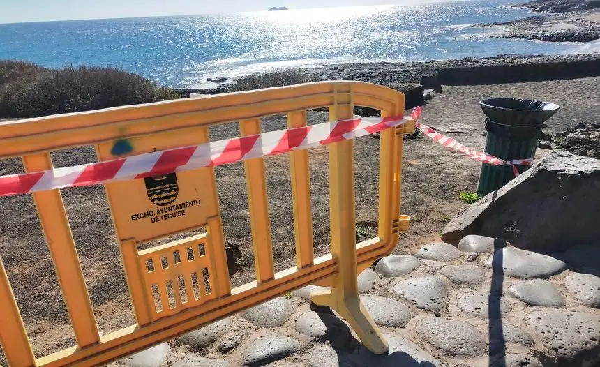 Imagen de la valla que seguía colocada este domingo en Playa Bastián
