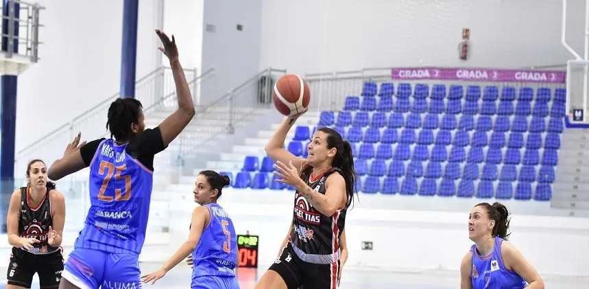 Jugadora del Magec Tías intentando realizar un lanzamiento ante la defensora rival.