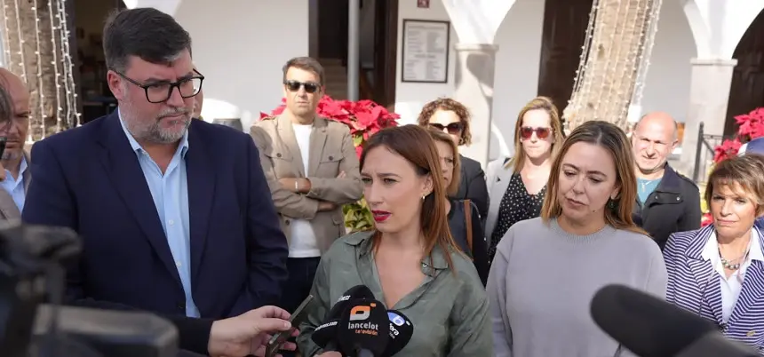 Nira Fierro atendiendo a los medios locales en presencia de Isidro P&eacute;rez y de Mar&iacute;a Dolores Corujo.