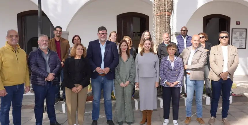 Los integrantes de la cúpula del PSOE en la puerta del Ayuntamiento de San Bartolomé.