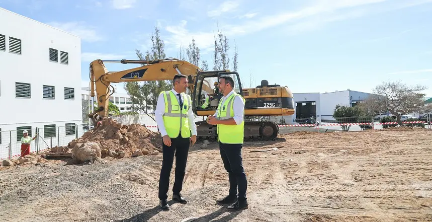 Oswaldo Betancort y Jacobo Medina junto a las obras del parking del Hospital Doctor José Molina Orosa.