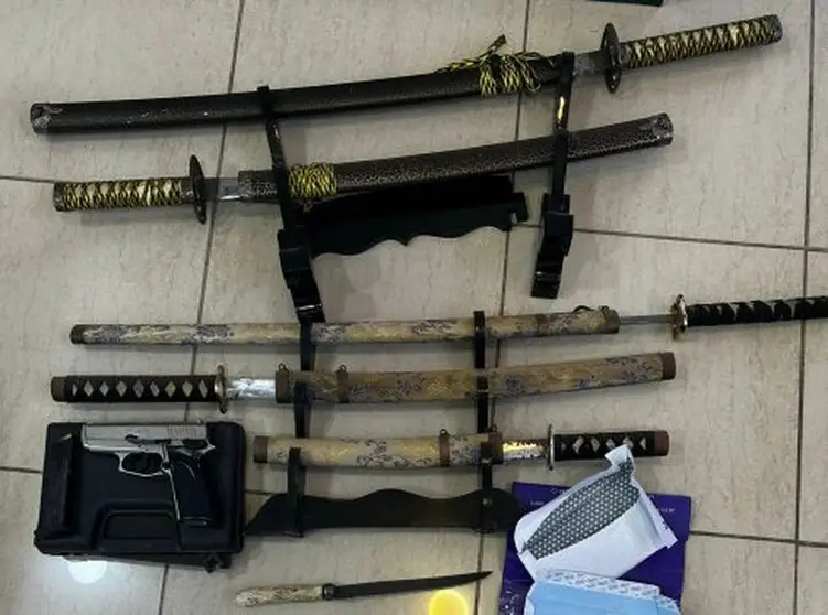 Armas incautadas por la Policía Local tras la detención del presunto agresor.