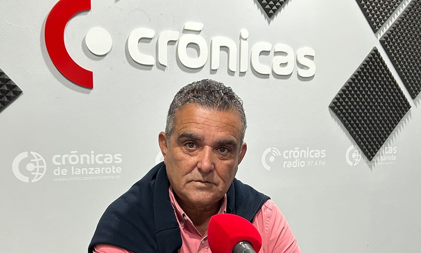 Mateo ramón en los estudios de Crónicas Radio.
