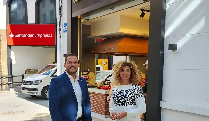 Nuevas aperturas comerciales en el centro de Arrecife. El alcalde y la concejala de Turismo y Comercio visitan a los trabajores y empresas de reciente apertura 