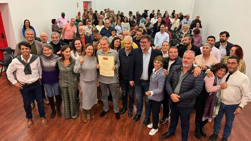 José Luis Rodríguez Zapatero y Nira Fierro junto a los diferentes representantes públicos y militantes del PSOE en Lanzarote.
