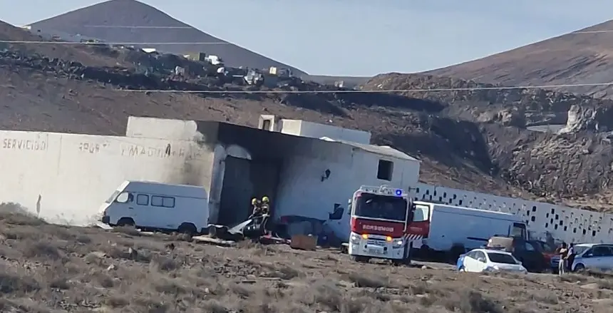 Los bomberos actuando ante el incendio en una nave de San Bartolomé.