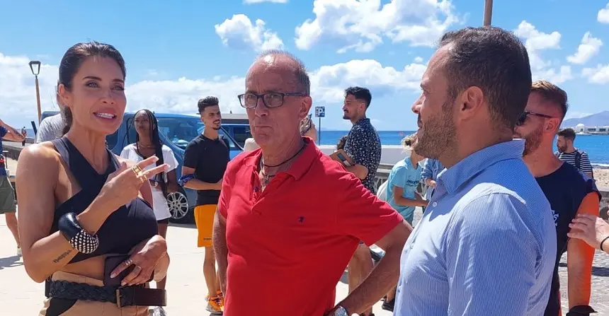 Pilar Rubio dialoga con el alcalde de Arrecife, Yonathan de León, tras la grabación del programa en Arrecife 