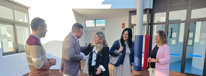 El alcalde de Yaiza y la directora insular de Educación