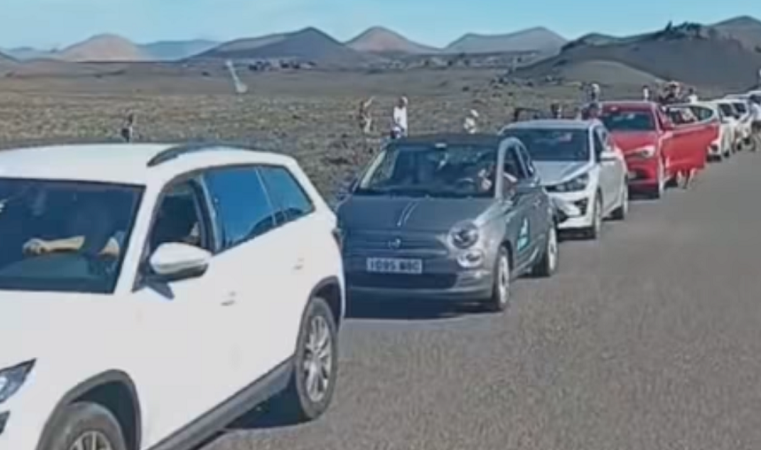 Turistas abandonando sus vehículos en las colas interminables de Timanfaya y caminando sobre los espacios protegidos.