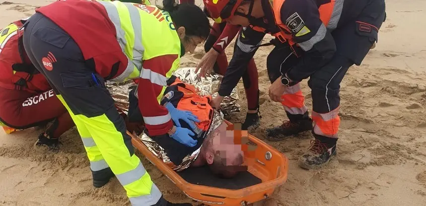 Traslado de la persona herida en camilla hasta la ambulancia.