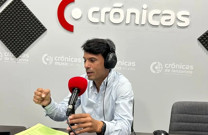 Marcos Bergaz en los estudios de Crónicas Radio.