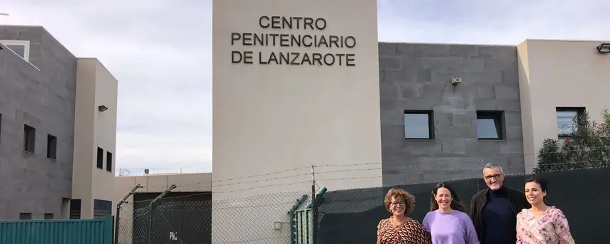 Marci Acuña con el personal del Centro penitenciario de Tahiche.