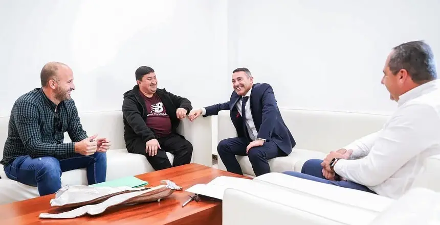 Oswaldo Betancort y Juan Monzón junto a los representantes de la directiva del C.F. San Bartolomé.