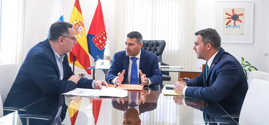 Reunión de Oswaldo Betancort y Jacobo Medina con el consejero de Educación Poli Suárez.