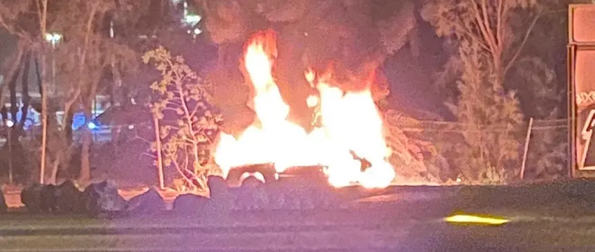 Vehículo ardiendo en las inmediaciones del Cabildo de Lanzarote.