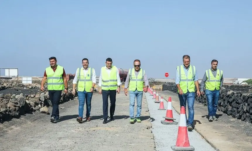 Imagen del presidente del Cabildo y del alcalde de Tinajo el día que presentaron los proyectos que se van a ejecutar para tratar de evitar los reiterados cortes de agua.