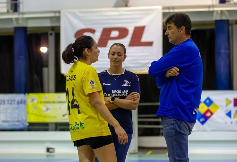 Los entrenadores charlando con una de las jugadoras.