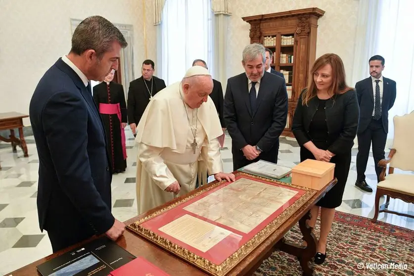 El presidente mantuvo una Audiencia con el Sumo Pontífice, a la que asistió el  vicepresidente del Gobierno, Manuel Domínguez,  la consejera de Presidencia, Nieves Lady Barreto, la titular de Bienestar Social, Candelaria Delgado, y los tres obispos de Canarias.