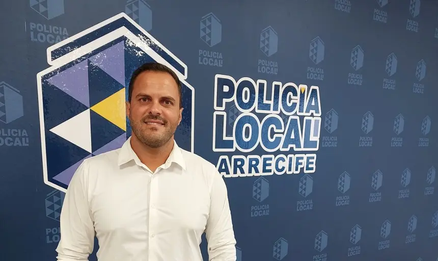 El alcalde de Arrecife, Yonathan de León, y titular de la Policía Local, en la sede del Cuerpo de la Policía Local 