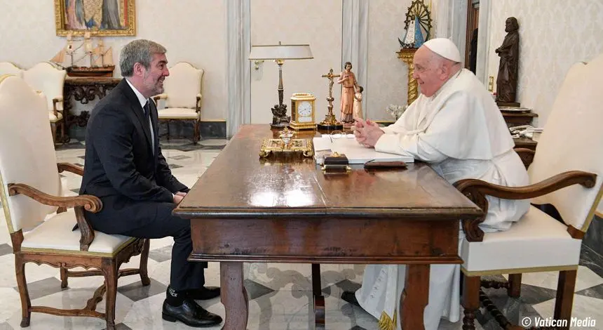 El presidente del Gobierno de Canarias, Fernando Clavijo, en su visita al Papa Francisco en el Vaticano.