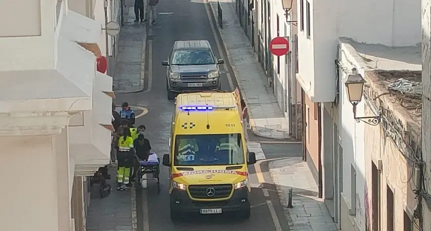 Imagen de la ambulancia realizando el traslado al Hospital.