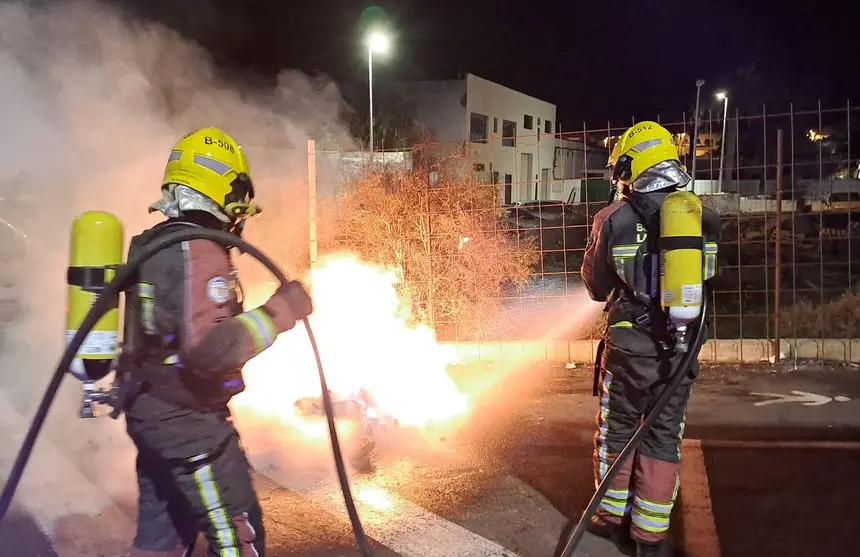 Los bomberos sofocando el incendio producido en la calle Severo Ochoa de San Bartolomé.