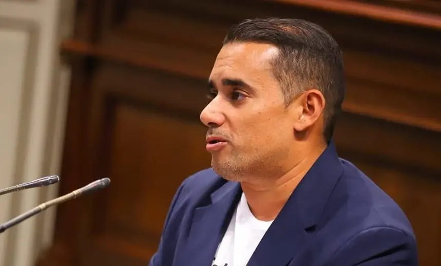 Yoné Caraballo en el Parlamento de Canarias.