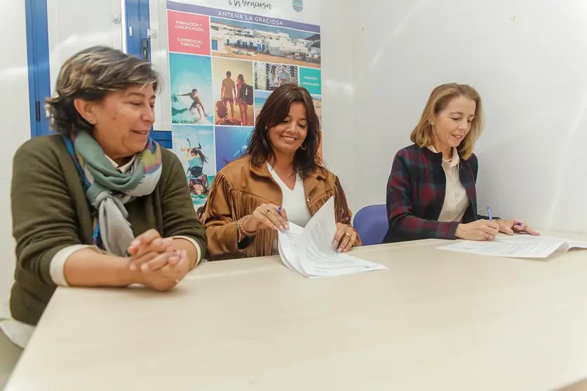 Olivia Duque y Rita Hernández junto a Susana Pérez.