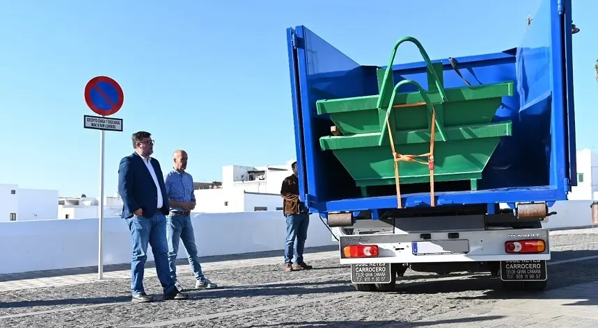 Isidro Pérez y Raúl de León junto al nuevo vehículo San Bartolomé.