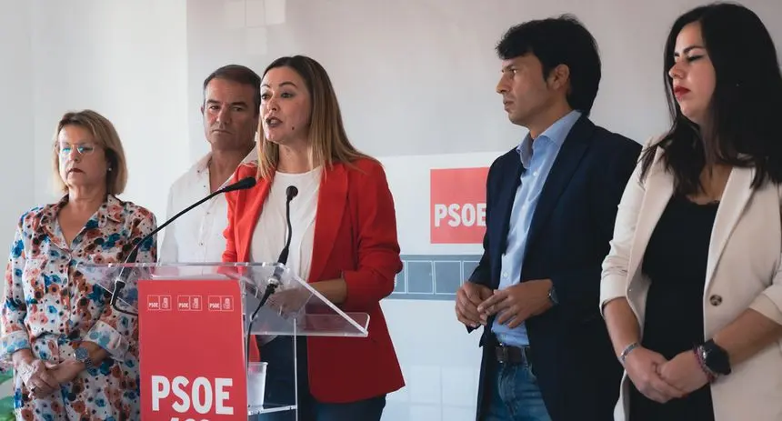 María Dolores Corujo al frente de la rueda de prensa del PSOE
