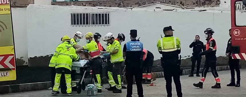 Traslado del herido en camilla al Hospital Doctor José Molina Orosa.