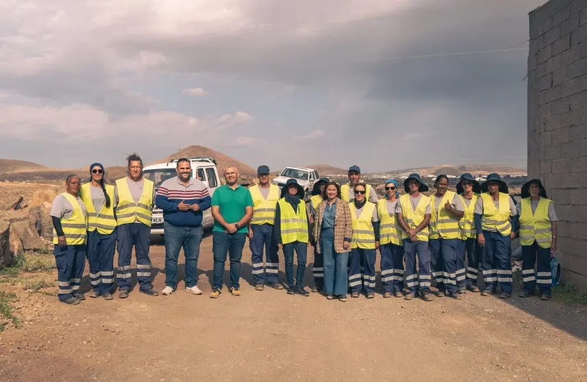 Jacobo Lemes, Samuel Martín y Ascensión Toledo junto a los trabajadores.
