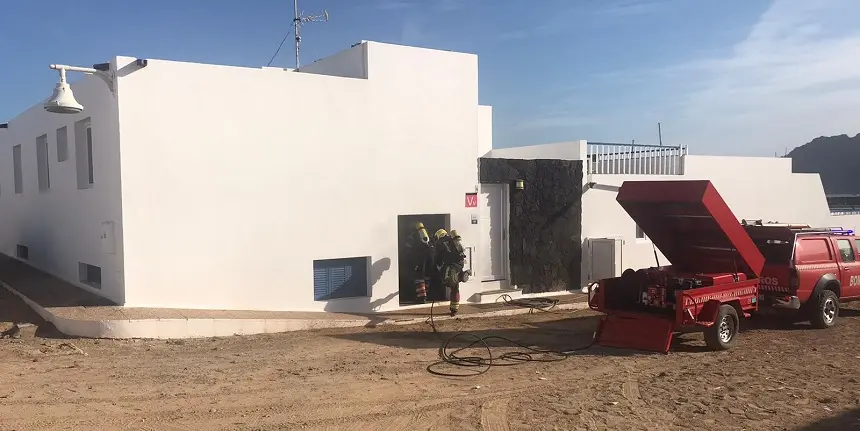Bomberos del Consorcio sofocando el fuego en La Graciosa.