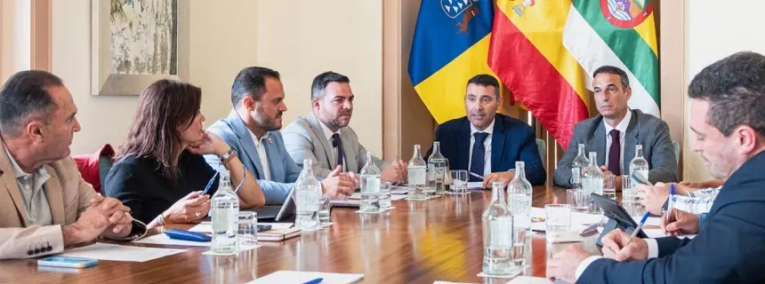 Imagen de la reunión que mantuvo el Cabildo con los ayuntamientos este jueves en Haría.