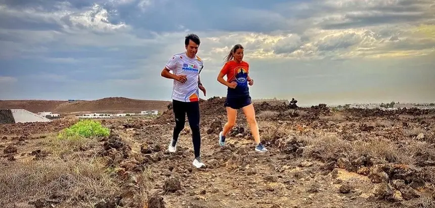 Los concejales Marcos Bergaz y Jenifer Galaìn corriendo por los senderos de Costa Teguise.
