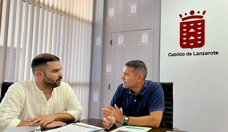 Jesús Machín Tavío con el presidente del Cabildo, Oswaldo Betancort.