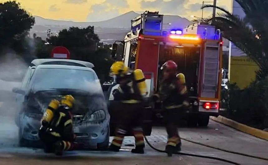 Momento de la actuación de los bomberos en la gasolinera