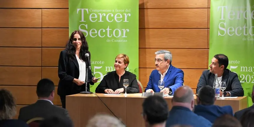 Los representantes de Nueva Canarias en un encuentro que mantuvieron en Arrecife en el momento de la exposición de Daisy Villalba