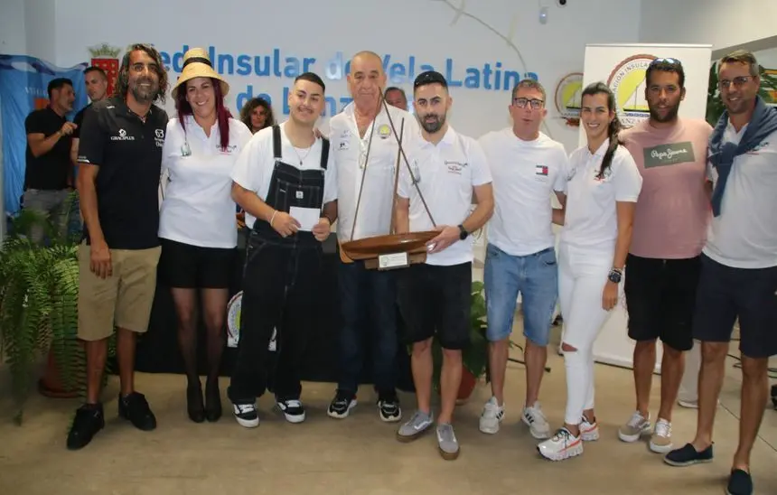 Imagen de la entrega a uno de los equipos campeones