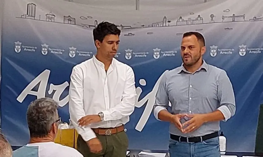 Maciot Cabrera junto al alcalde de Arrecife, Yonathan de León.