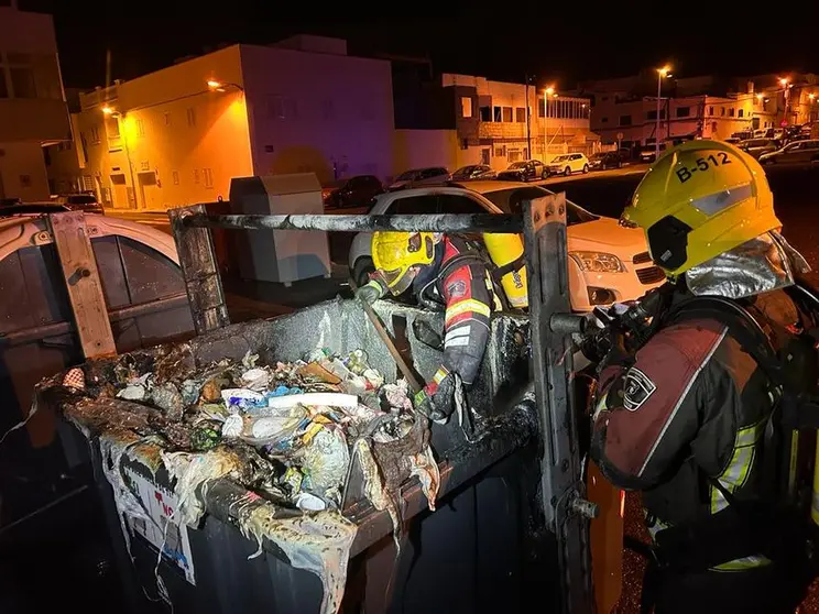 Los bomberos sofocan el incendio producido en Arrecife.