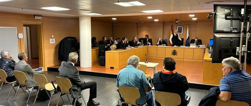 Los acusados por la última pieza del caso Montecarlo ante el juez instantes previos a la posterior suspensión.