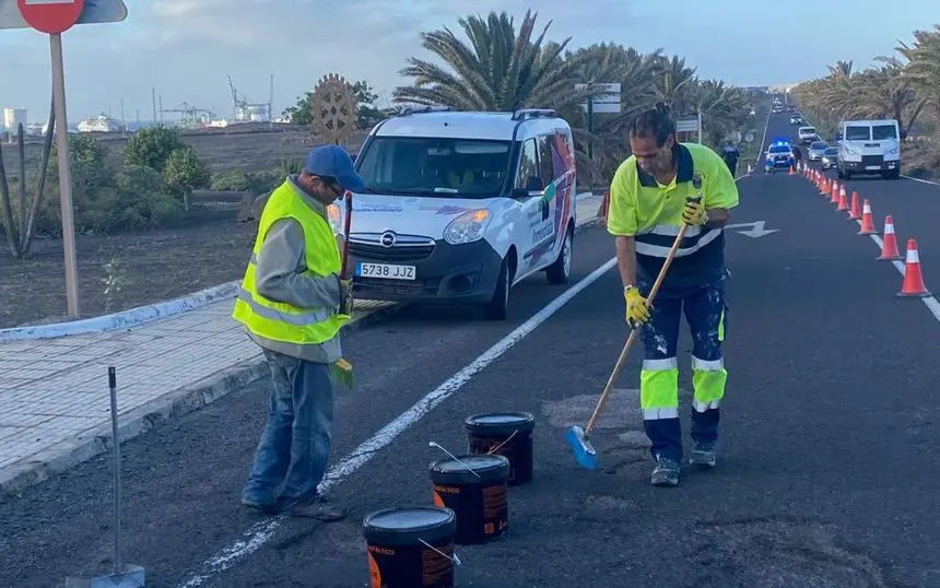 Imagen del momento en el que los operarios de Teguise inician la obra.