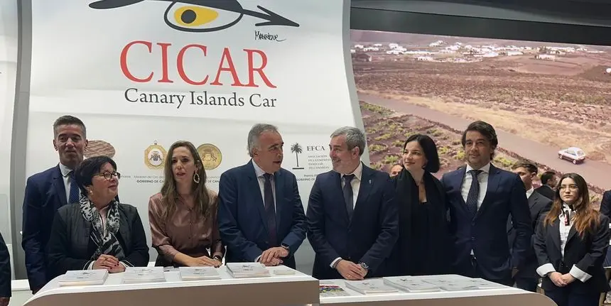 Los responsables de la compañía con el presidente del Gobierno de Canarias, Fernando Clavijo, y la consejera de Turismo, Jessica de León.