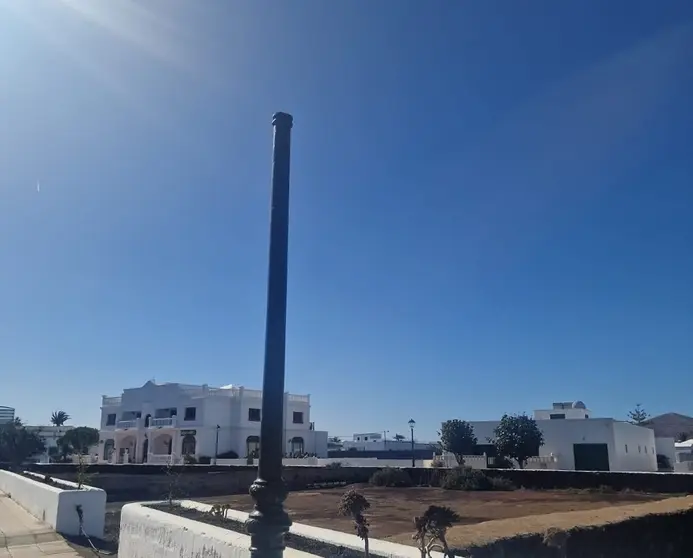 Imagen del estado deficiente de una de las farolas en Tinajo.